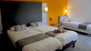 Comfort driepersoonskamer | Een bureau, verduisterende gordijnen, een strijkplank/strijkijzer