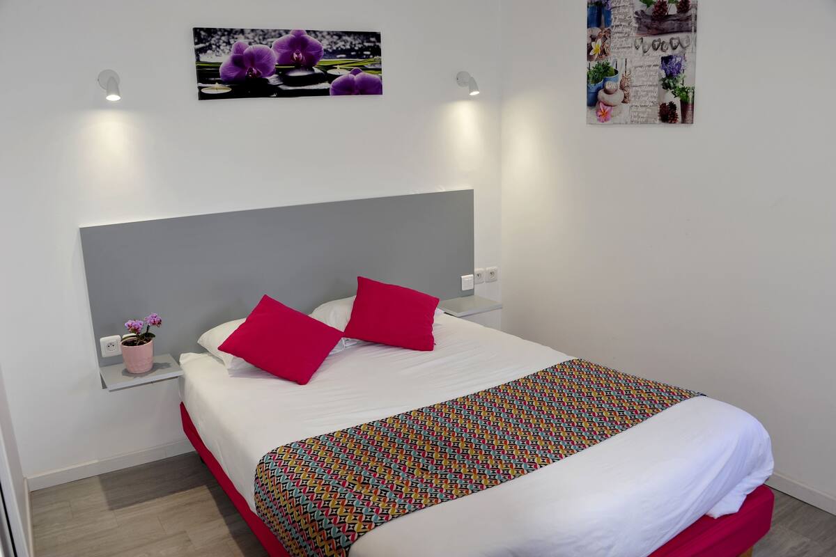 Comfort Room (1 or 2 People) | Desk, blackout curtains, iron/ironing board (on request), free WiFi