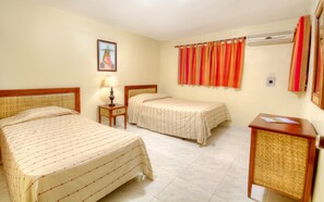 Phòng Suite, 2 phòng ngủ (2 private bathrooms) | Két bảo mật tại phòng, bộ trải giường 