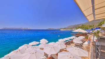 Playa privada, camas de playa gratuitas, camastros y sombrillas