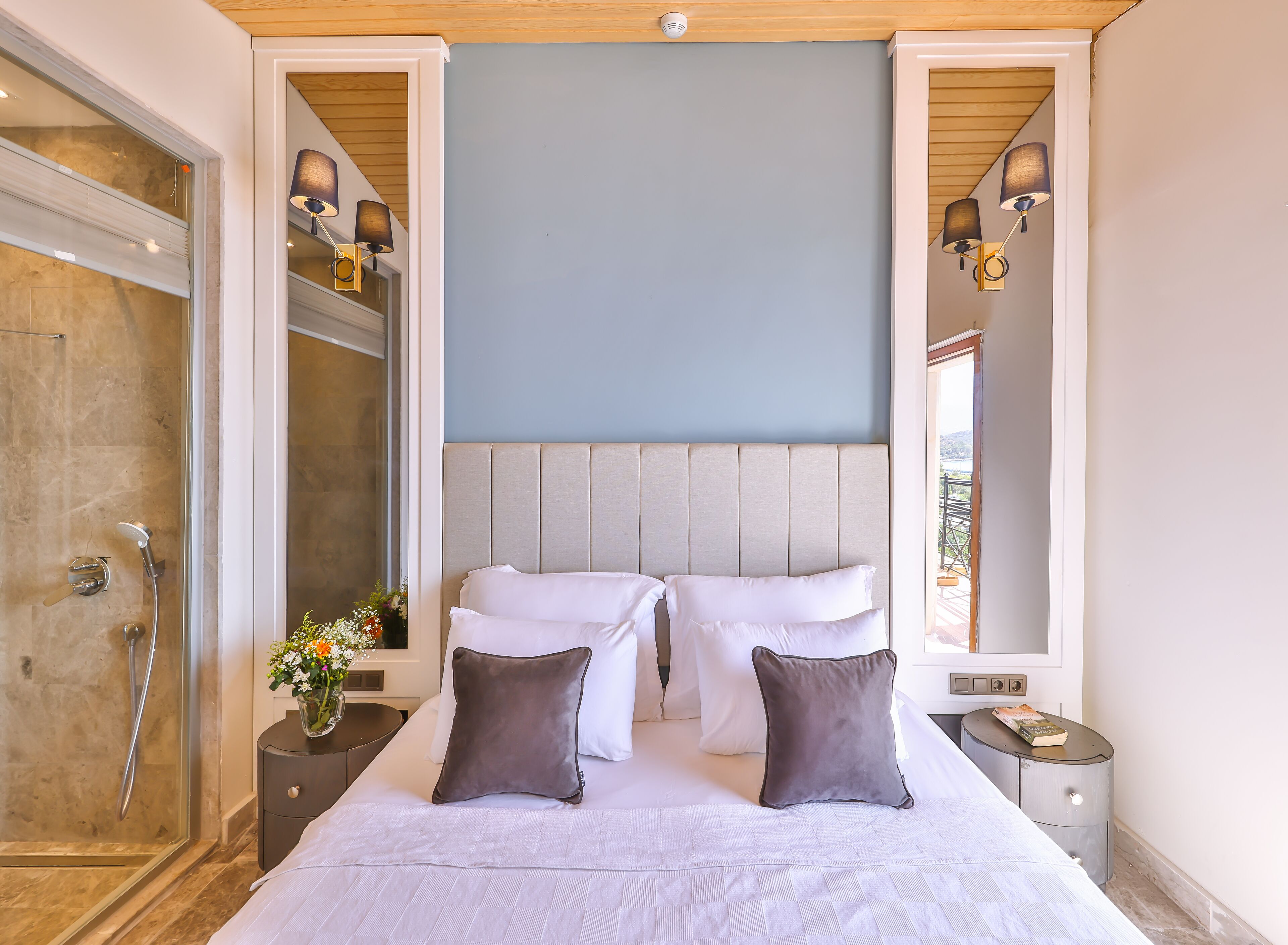 Deluxe Room, Sea View | Minibar, free cots/infant beds, rollaway beds, free WiFi