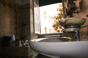 Douche, douche à « effet pluie », sèche-cheveux, serviettes fournies