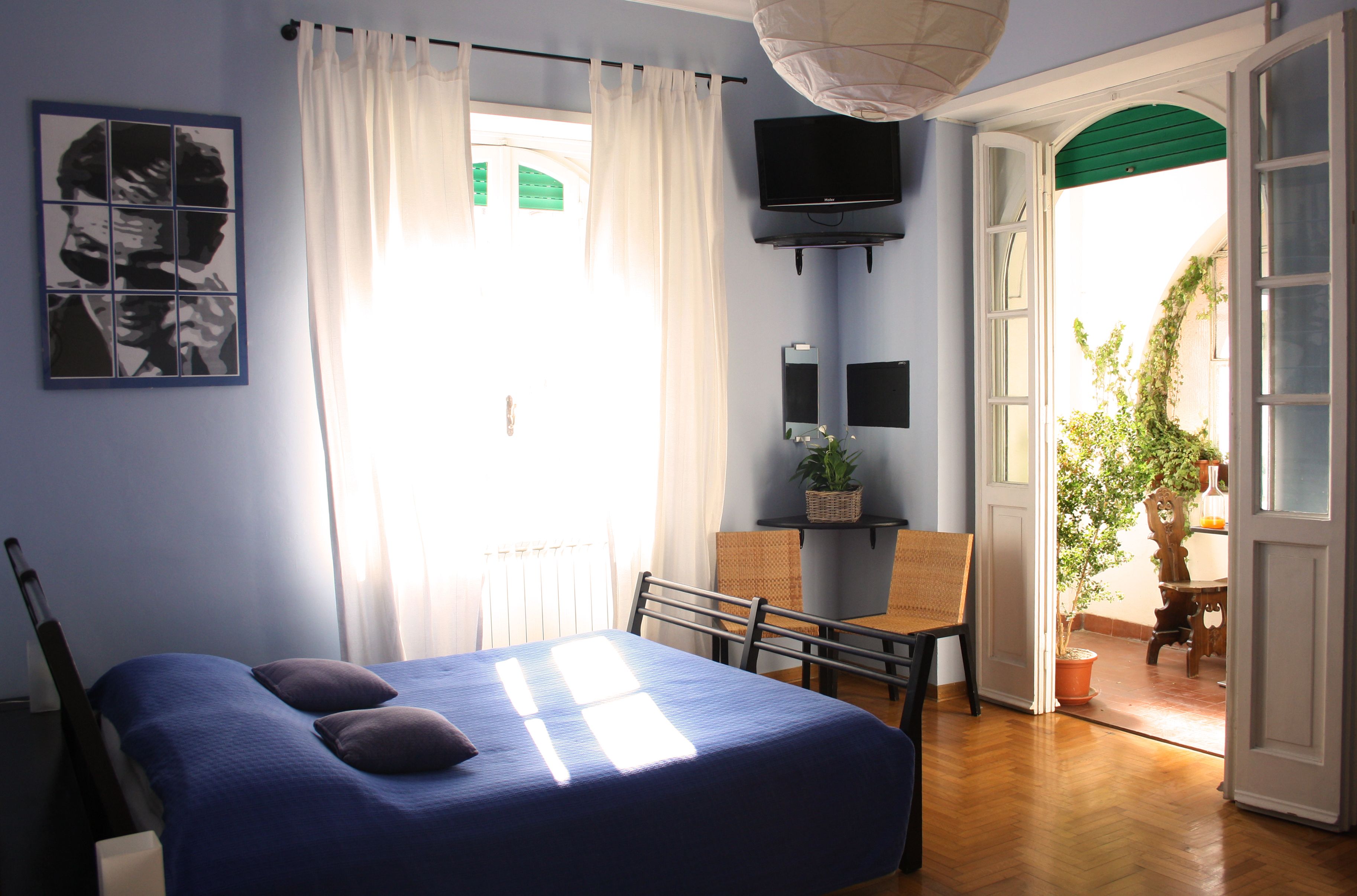 Bureau, espace de travail pour ordinateur portable, rideaux occultants