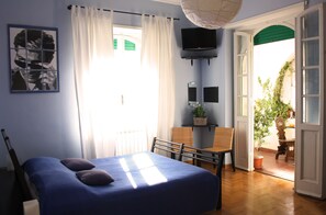 Desk, laptop workspace, blackout drapes, iron/ironing board - Arches B&B (Rome)