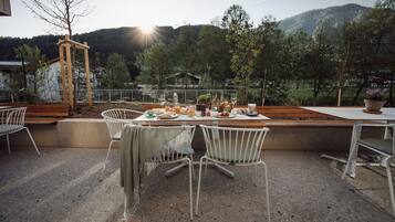 Free daily buffet breakfast