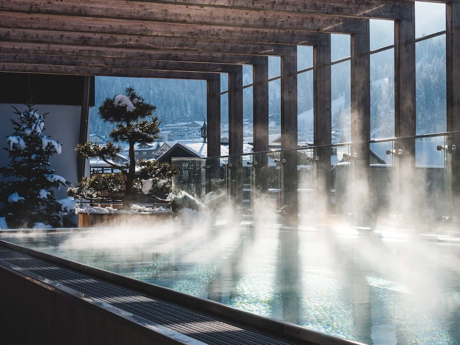 Una piscina techada, una piscina al aire libre