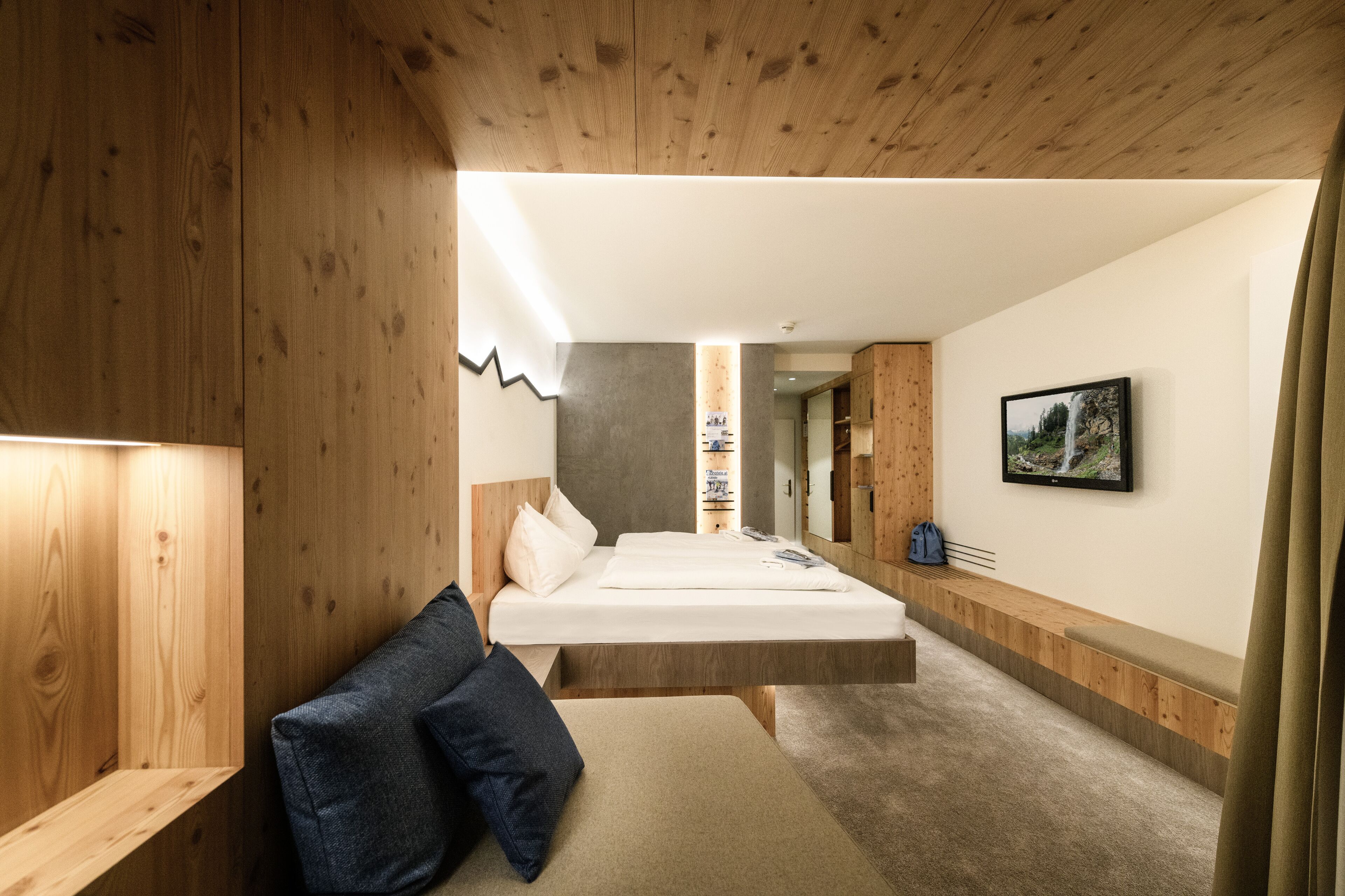 Design Double Room (Plus) | Hypo-allergenic bedding, minibar, in-room safe, blackout drapes