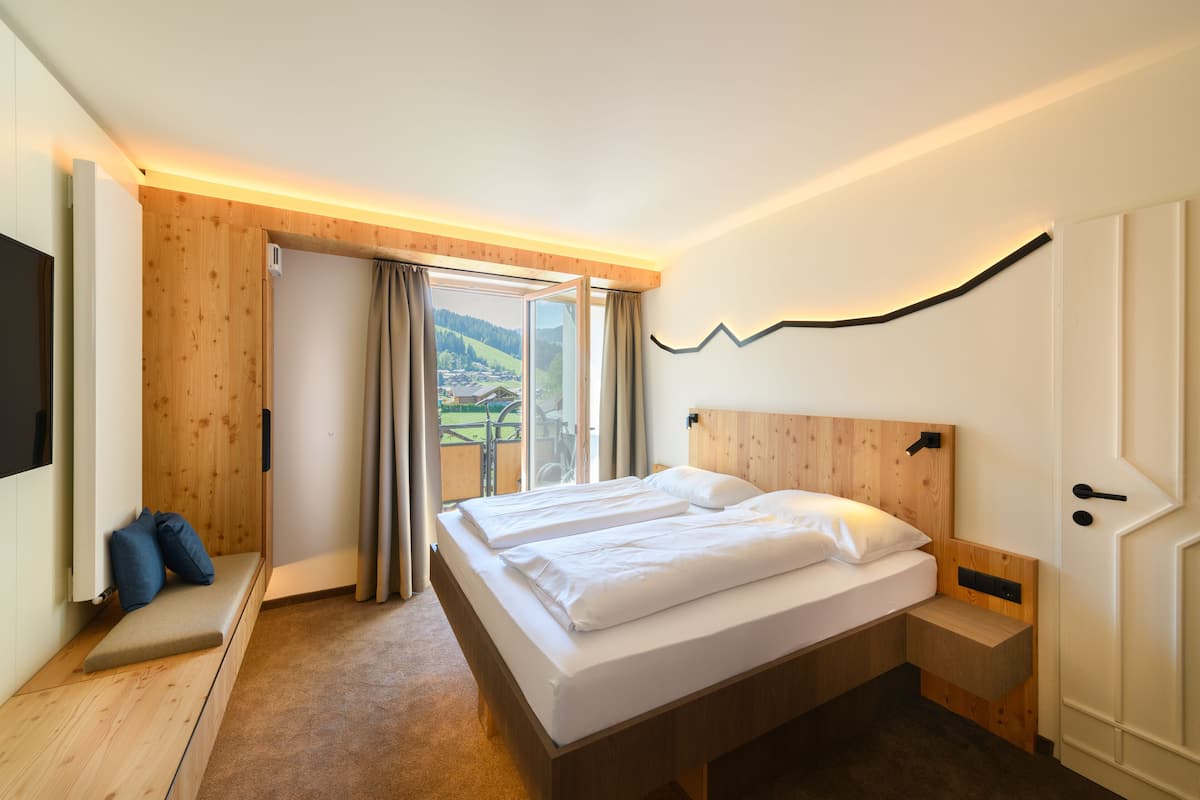 Deluxe Double Room | Hypo-allergenic bedding, minibar, in-room safe, blackout curtains