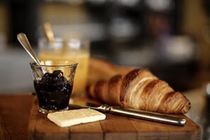 Daily continental breakfast (EUR 8 per person) - Hotel Saint James (BIARRITZ)