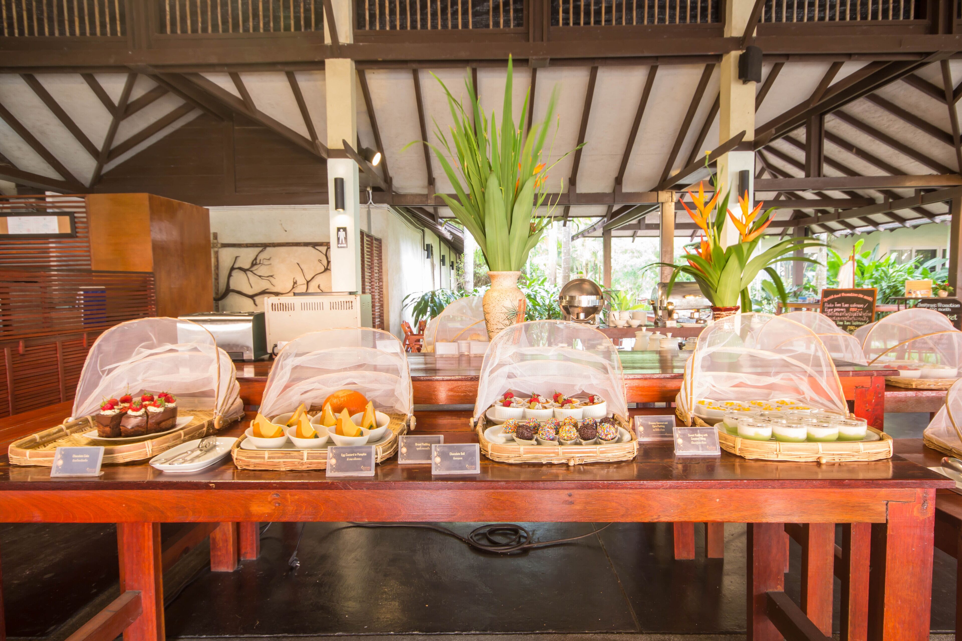 daily buffet breakfast (thb 400 per person)