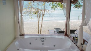 A large bathtub with a view of the beach and trees. - Centara Chaan Talay Resort & Villas (Trat)