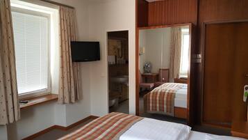 Habitación doble | Ropa de cama de alta calidad, edredones de plumas, caja fuerte