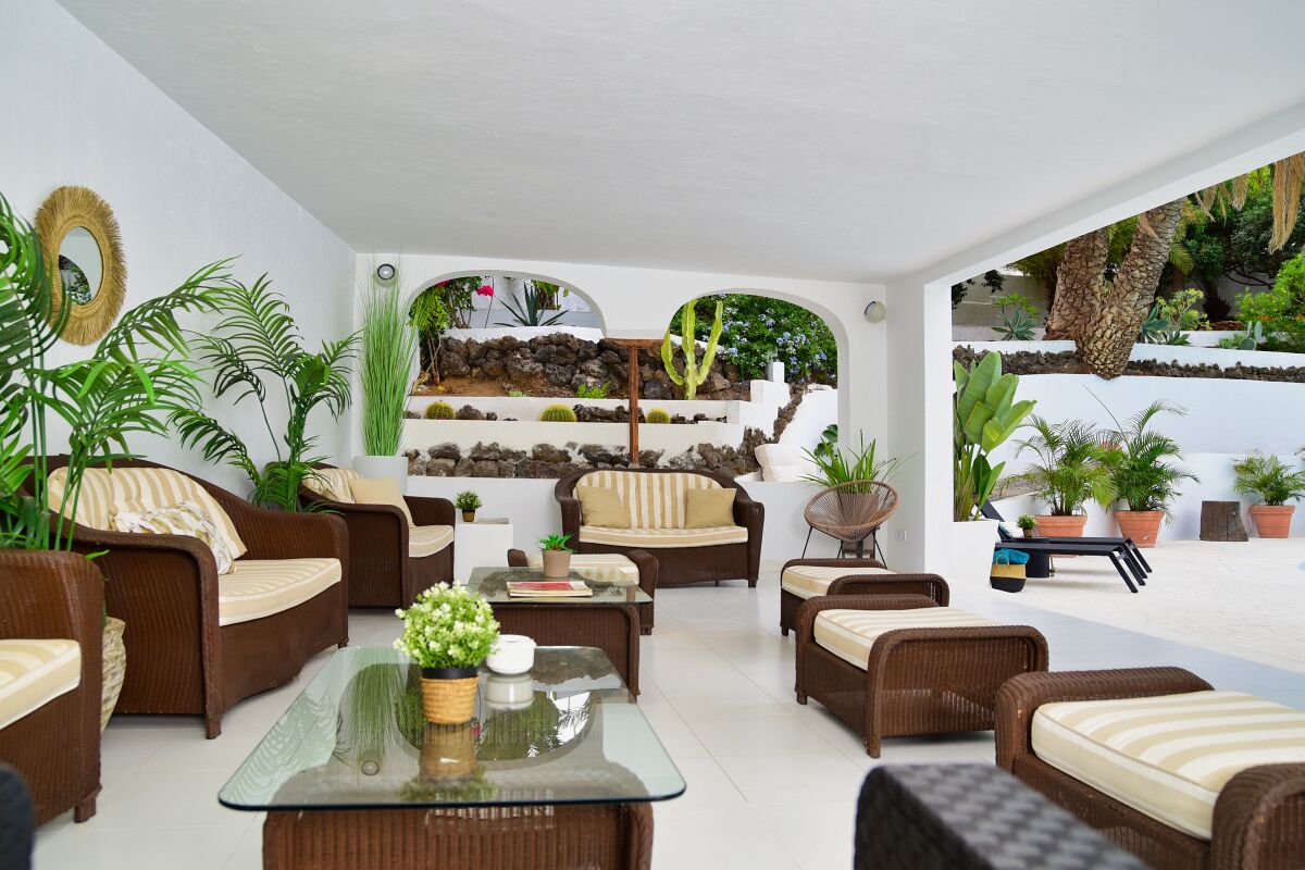 32-inch tv with satellite channels