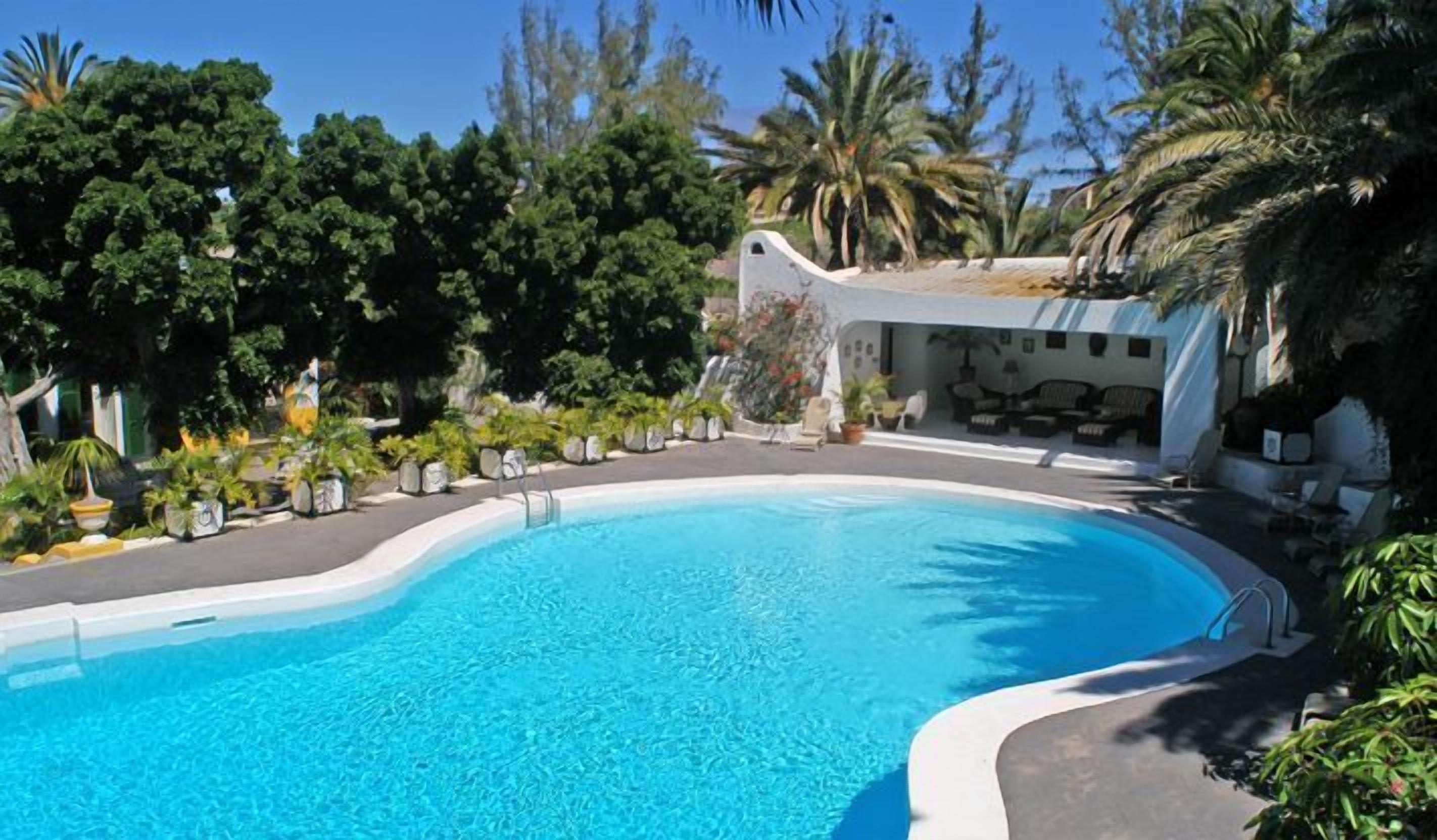 outdoor pool, pool loungers