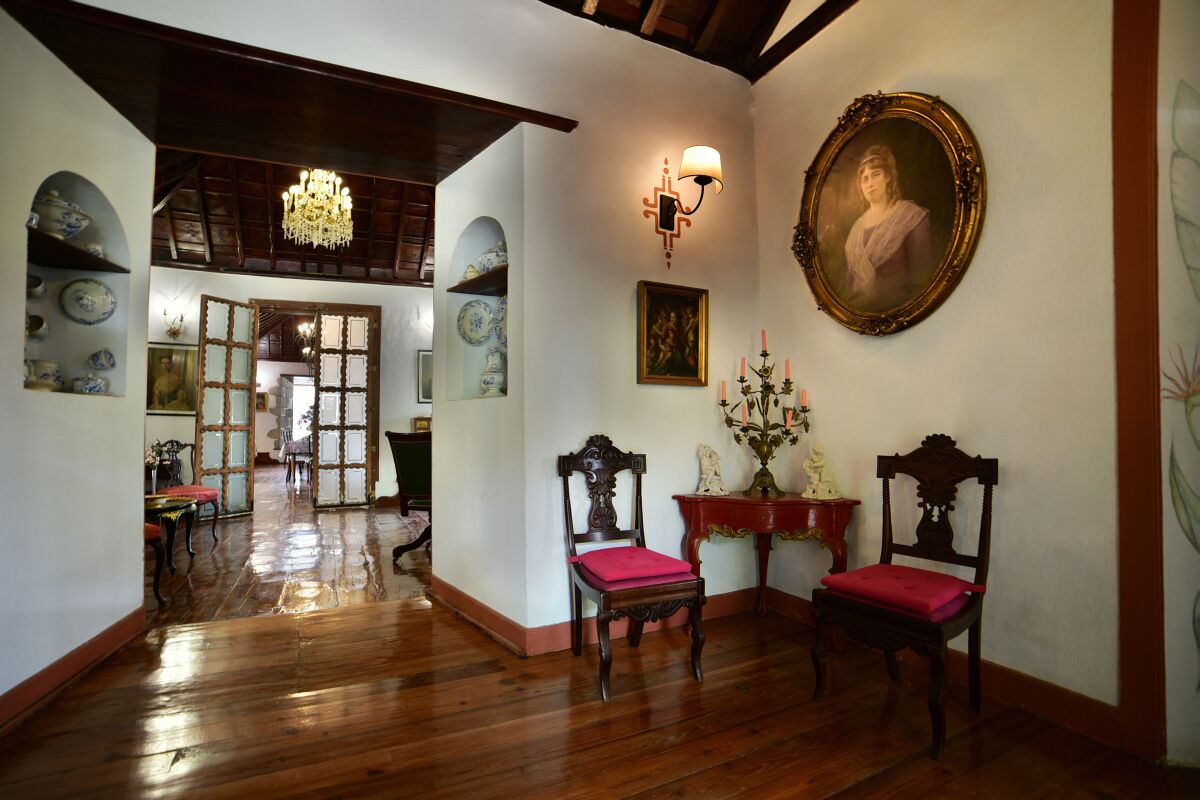 32-inch tv with satellite channels