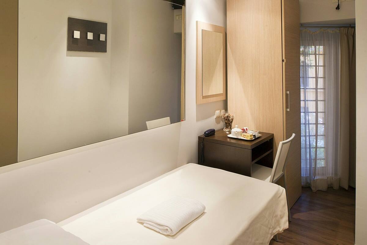 Business Room | In-room safe, desk, blackout drapes, WiFi (free)