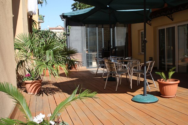 Outdoor dining - Relais San Pietro (Rome)