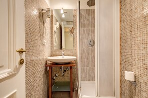 Economy Double Room | Bathroom | Shower, hair dryer, bidet, towels - Flann O'Brien Rooms (Rome)