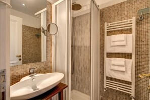 Standard Double Room | Bathroom | Shower, hair dryer, bidet, towels - Flann O'Brien Rooms (Rome)