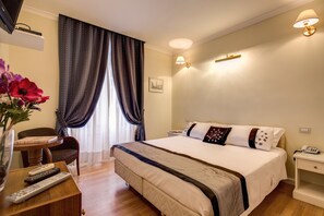 Standard Double Room | Minibar, in-room safe, soundproofing, free WiFi - Flann O'Brien Rooms (Rome)
