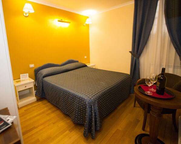 Standard Double Room | Minibar, in-room safe, soundproofing, free WiFi - Flann O'Brien Rooms (Rome)