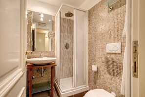 Habitación económica doble | Baño | Ducha, secador de pelo, bidé y toallas
