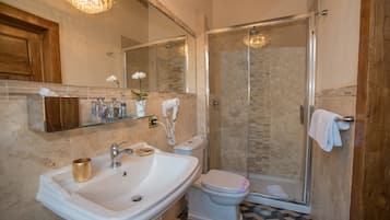 Classic Double Room | Bathroom | Combined shower/tub, free toiletries, hair dryer, bidet