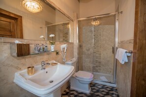 Classic-dobbeltværelse | Badeværelse | Kombination af bruser/badekar, gratis toiletartikler, hårtørrer, bidet