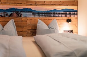 双人房 | 高档床上用品、羽绒被、客房内保险箱、特色装修