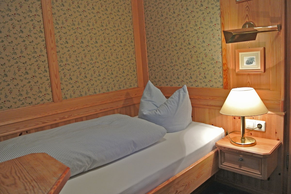 Habitación individual | Ropa de cama de alta calidad y edredón