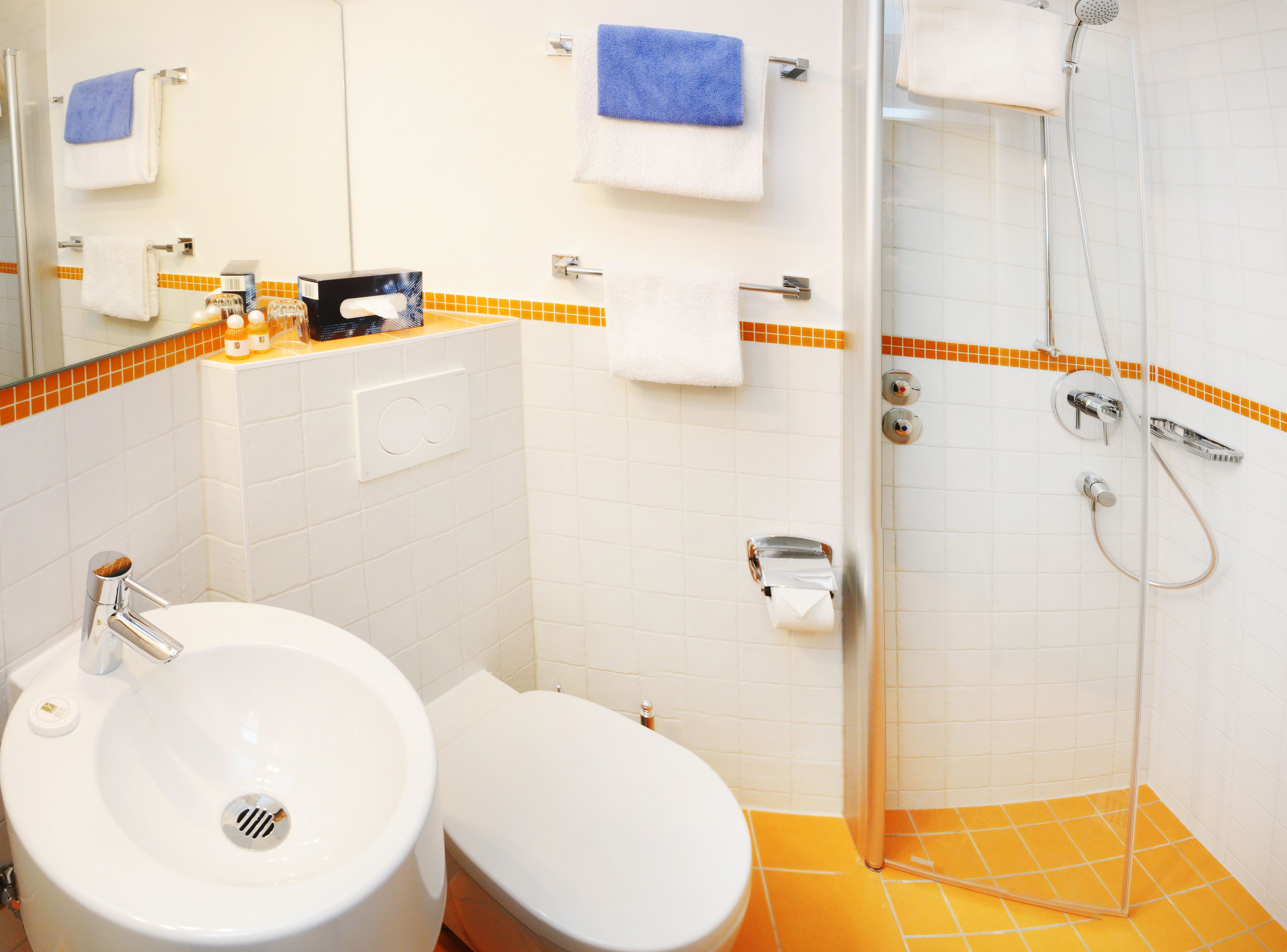 Ein Badezimmer mit Waschbecken, Toilette und Dusche.