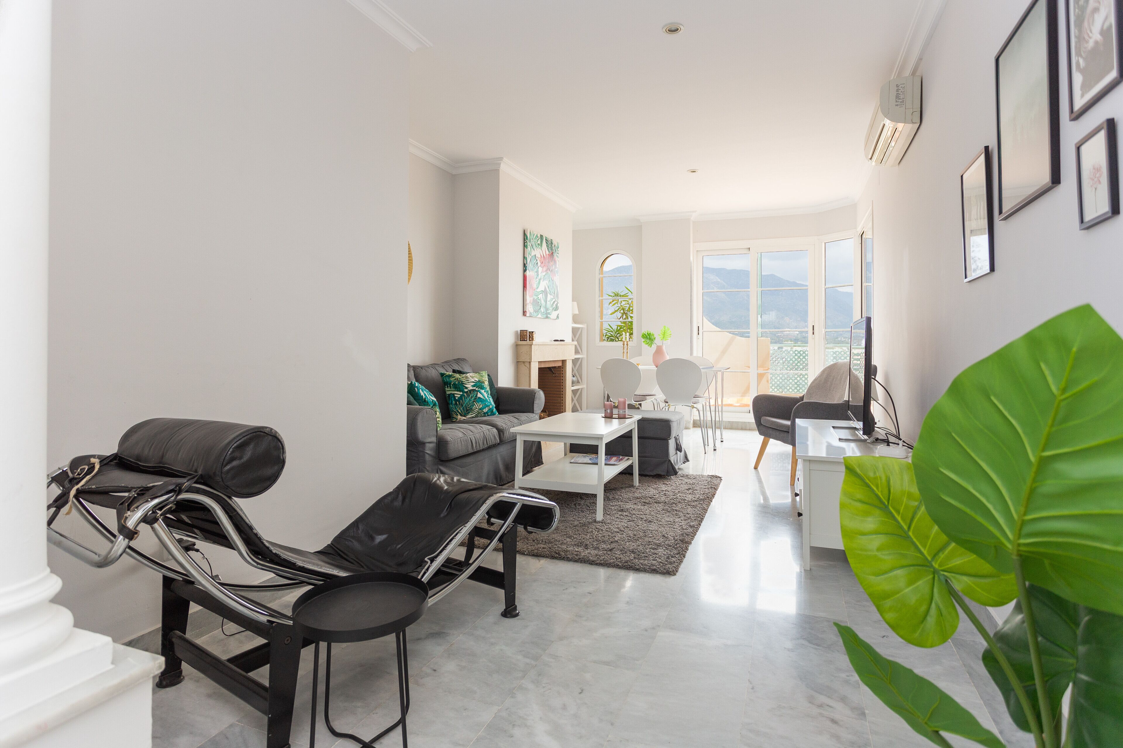 Apartamento, 2 quartos | Sala de estar | TV de tela plana