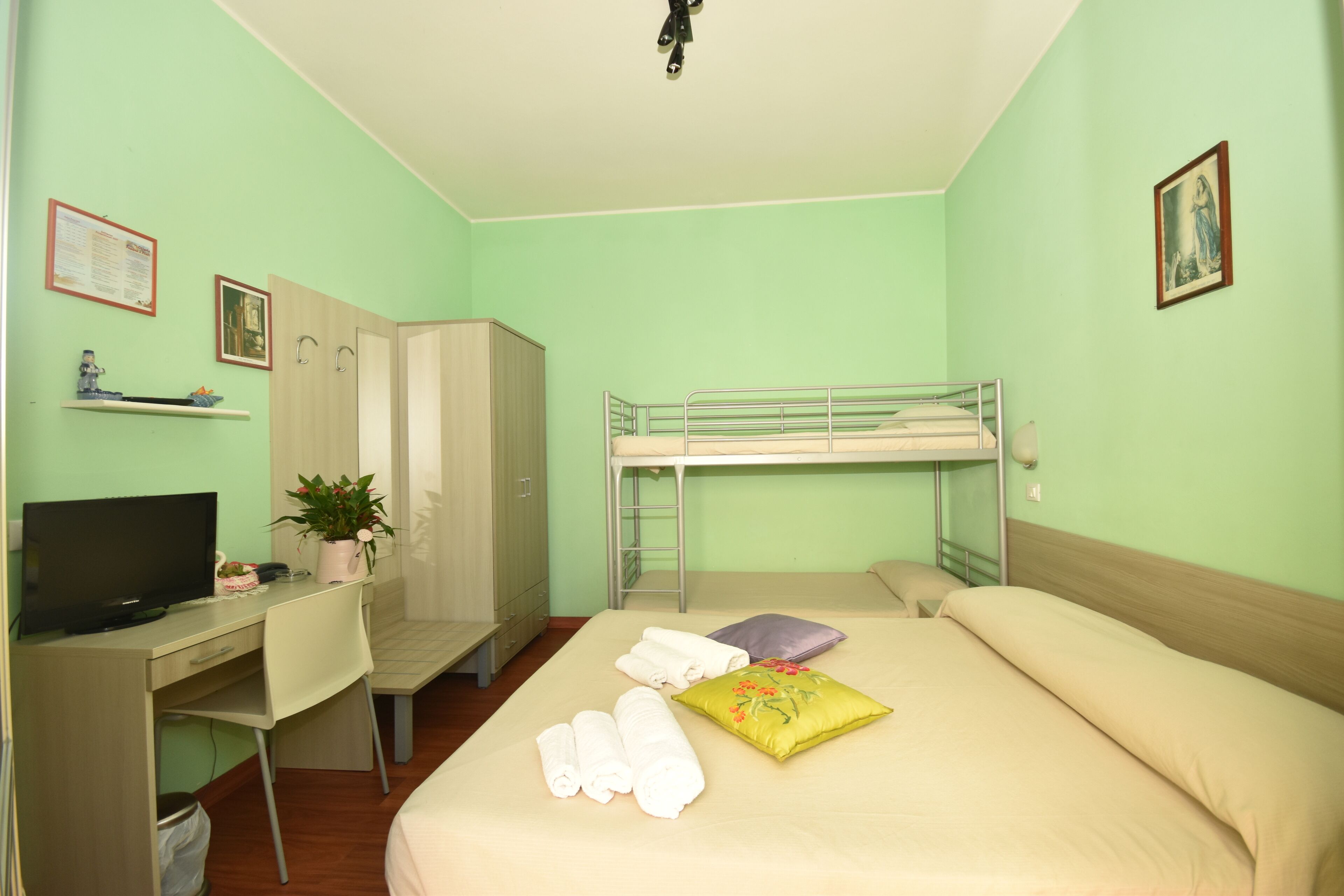 Driepersoonskamer | Italiaanse Frette-lakens, Select Comfort-bedden, een kluis op de kamer