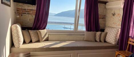 Premium Studio, 2 Bedrooms, Lake View | 1 bedroom, individually furnished, free WiFi, bed sheets