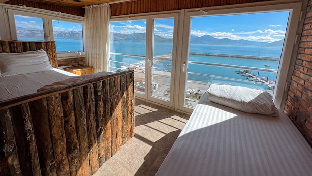 Panoramic Studio, 2 Bedrooms, Lake View | WiFi (free), individually furnished, bed sheets - Lale Pansiyon (Egirdir)