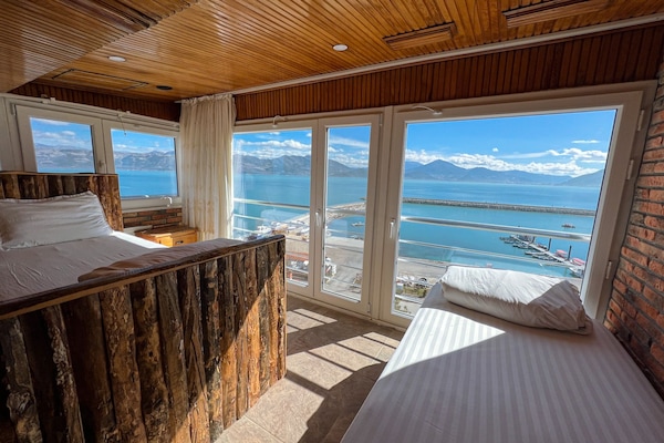 Estudio panorámico, 2 habitaciones, vistas al lago | 1 dormitorio, mobiliario individual, wifi gratis y ropa de cama