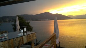 A terrace with a view of a lake and mountains at sunset. - Lale Pansiyon (Egirdir)