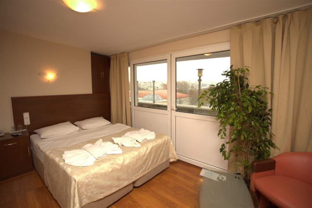 1 bedroom, in-room safe, desk, iron/ironing board