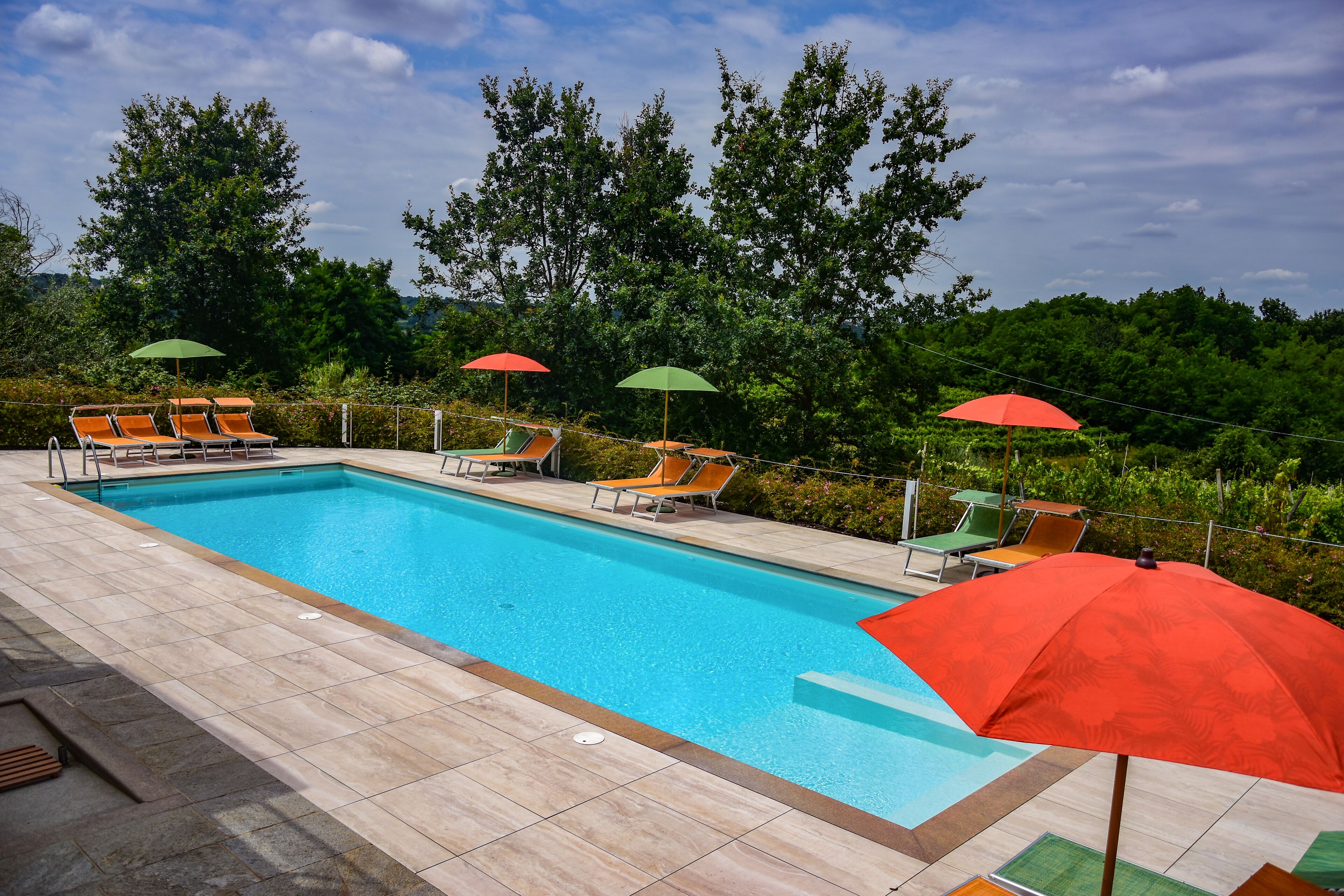 Außenpool, Sonnenschirme, Liegestühle