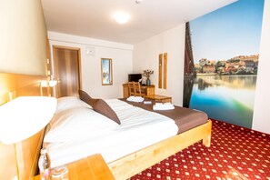 ملاءات للفراش لا تسبب الحساسية وخزنة داخل الغرفة ومكتب