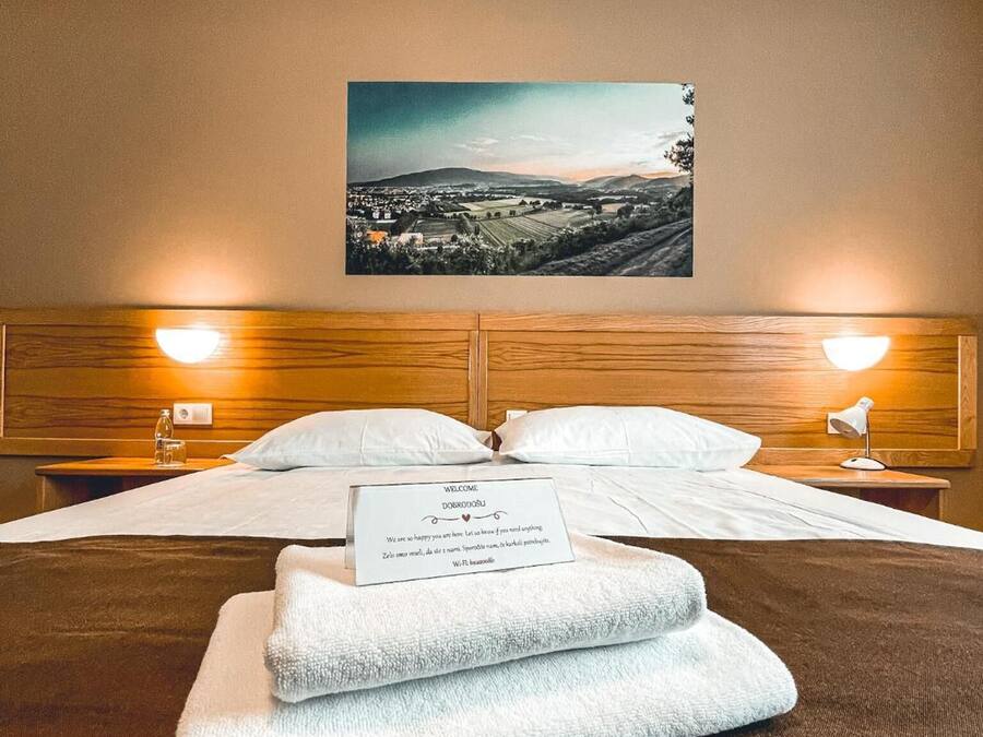 Ropa de cama hipoalergénica y caja de seguridad en la habitación