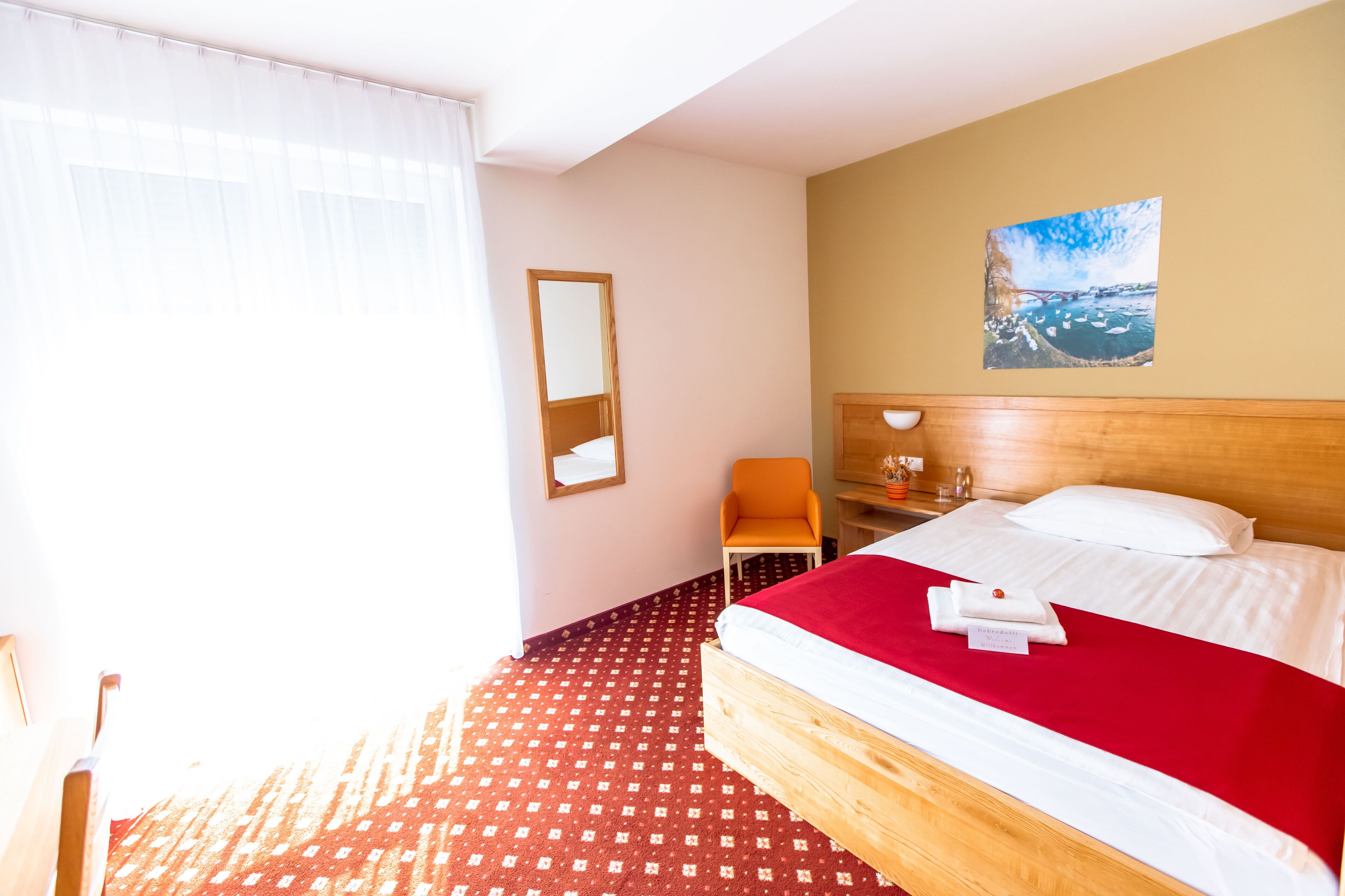 Enkeltrom | Allergitestet sengetøy, safe på rommet og skrivebord