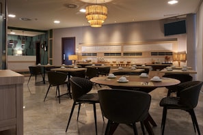 Petit déjeuner buffet servi en supplément les week-ends