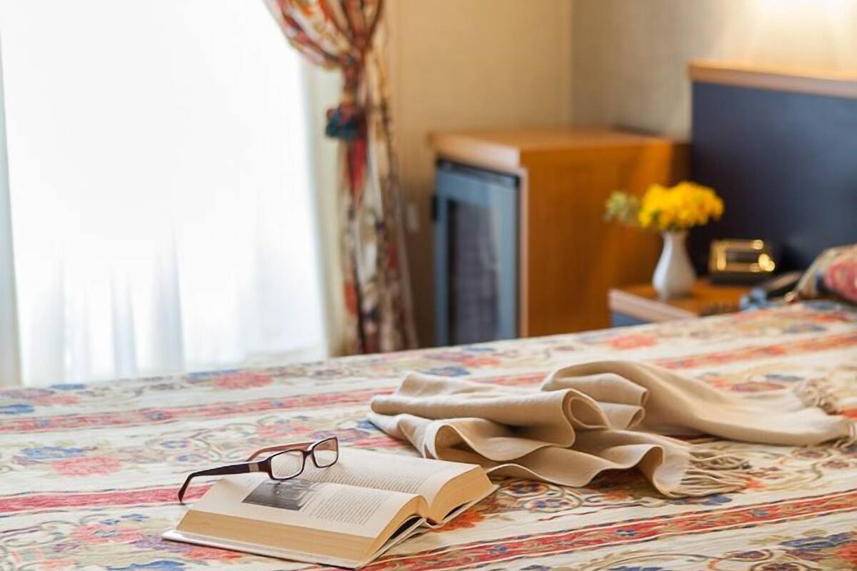 minibar, desk, soundproofing, cots/infant beds