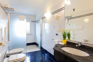 Shower, free toiletries, hair dryer, bidet - Gambara (Gambara)