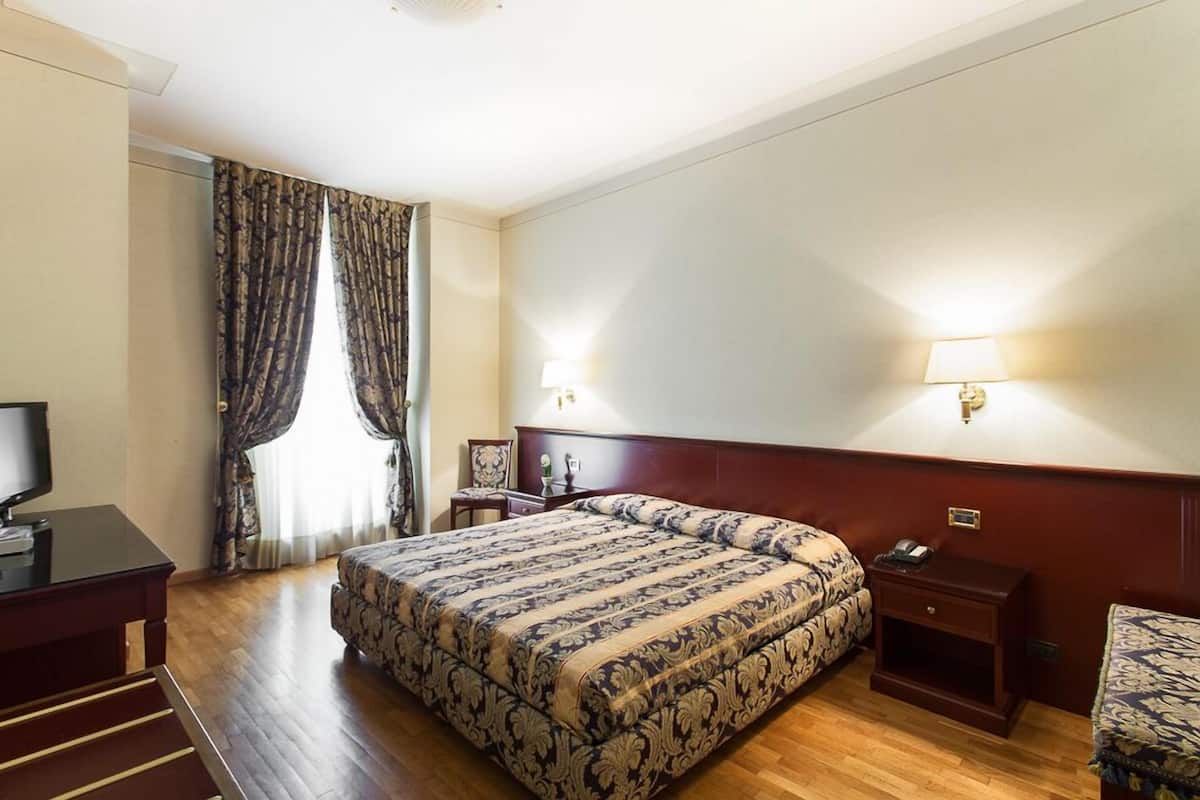 Minibar, desk, soundproofing, free WiFi