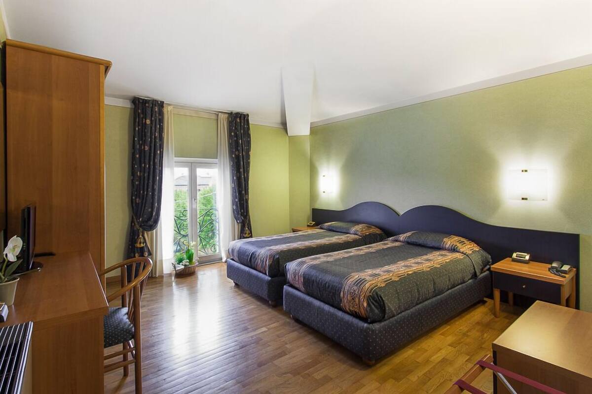 minibar, desk, soundproofing, cots/infant beds