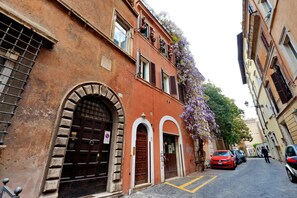 Front of property - Rome Accommodation - Via Giulia (Rome)