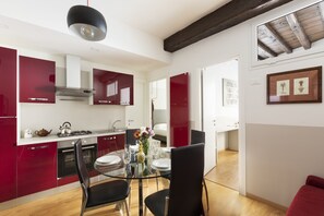 Apartment (5 pax) | Private kitchenette | Full-size fridge, microwave, stovetop, dishwasher - Rome Accommodation - Via Giulia (Rome)
