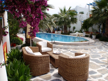Una piscina al aire libre de temporada, sombrillas. Su Hotel